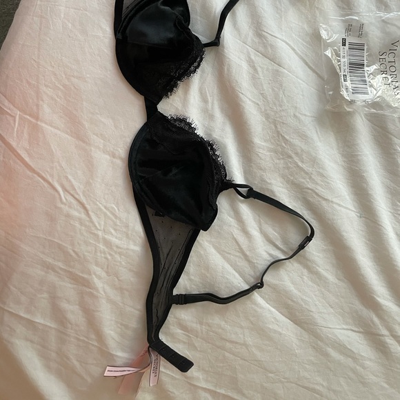NWT Victoria’s Secret Black Velvet/Lace bra - Picture 2 of 3